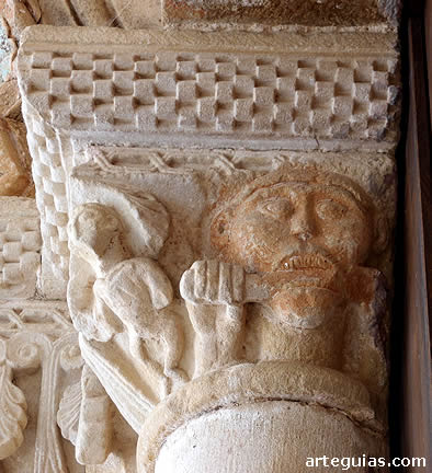 Capitel figurado de la puerta