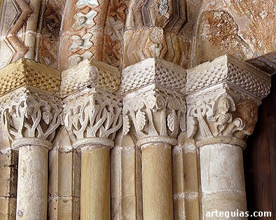 Columnas de la puerta principal