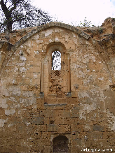 Ventanal rom&aacute;nico en la arruinada iglesia