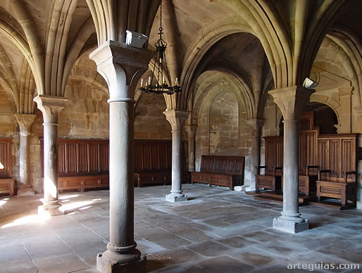 Columnas, arcos y b&oacute;vedas de la sala capitular