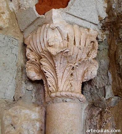 Capitel vegetal de fina talla