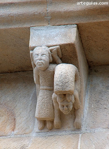 Canecillo con un personaje haciendo una contorsión