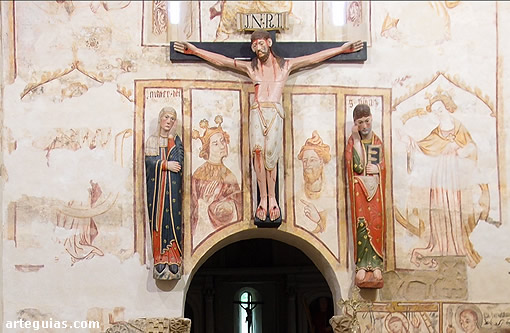 Calvario rom&aacute;nico con pinturas en el interior