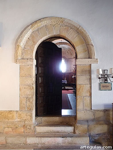 Puerta oeste de la iglesia rom&aacute;nica