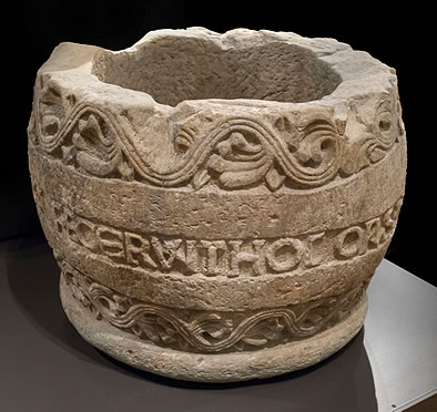 Pila bautismal procedente de San Pedro de Villanueva, en el Museo Arqueol&oacute;gico Nacional
