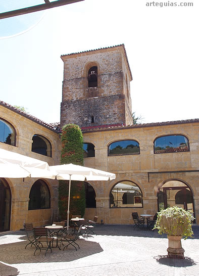 Imagen de la torre desde al claustro