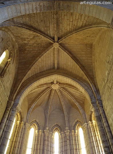 Interior del &aacute;bside principal de la iglesia del Monasterio de Santa Cruz de la Zarza