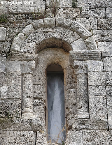 Ventanal rom&aacute;nico. Santa Marina