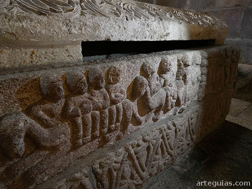 Costado del sarc&oacute;fago junto a la pared del imafronte