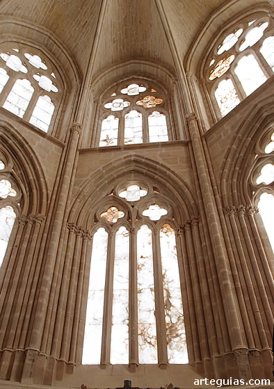 Detalle de los ventanales superpuestos del &aacute;bside central