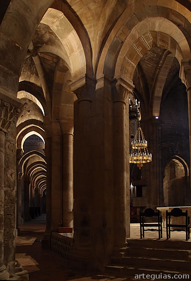 Imagen de la iglesia vista desde el interior de la girola