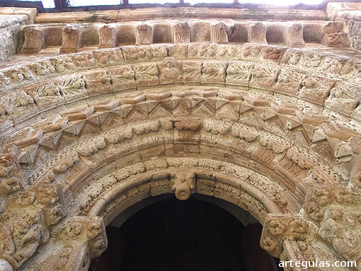 Detalle de las arquivoltas muy trabajadas