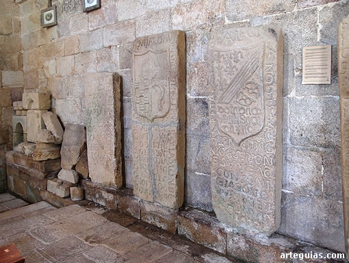 Numerosas l&aacute;pidas y monumentos funerarios de los caballeros de la Orden de Santiago