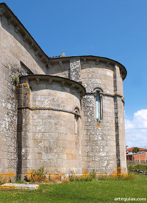 Cabecera de la iglesia  rom&aacute;nica del antiguo Monasterio de San Salvador de Vilar de Donas