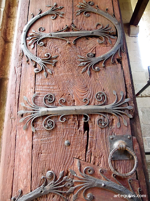 Herrajes rom&aacute;nicos de la citada puerta
