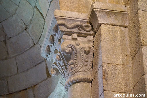 Vilar de Donas: capitel rom&aacute;nico interior