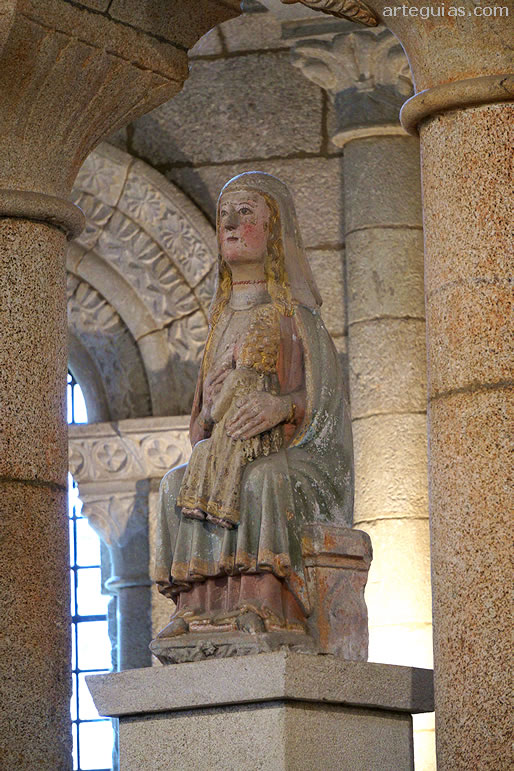 La Virgen de la Leche situada entre la capilla mayor y la girola