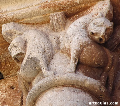 Pareja de leones en uno de los capiteles del &aacute;bside