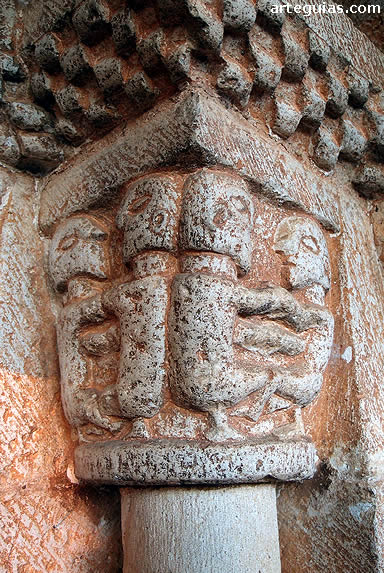 Capitel con dos parejas de luchadores