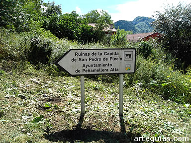 Indicador del camino hacia la iglesia