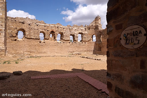 Patio de armas del castillo de Laguna de Negrillos, Le&oacute;n
