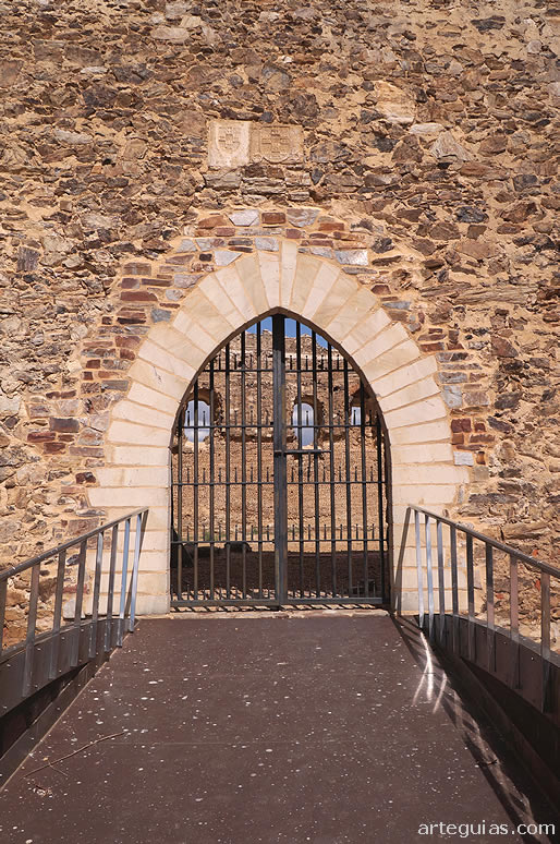 Puerta de entrada en el costado oeste