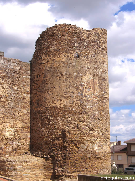 Uno de los cubos del castillo de Laguna de Negrillos