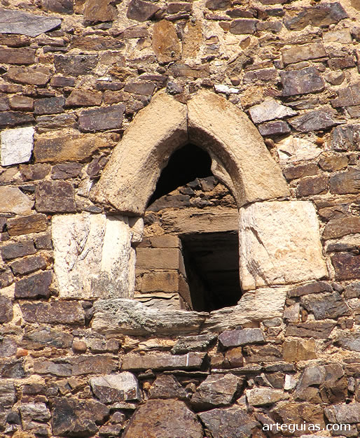 Ventanal g&oacute;tico en la torre del homenaje