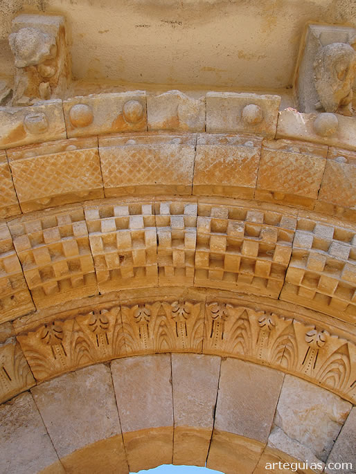 Taqueado, palmetas, rombos y bolas