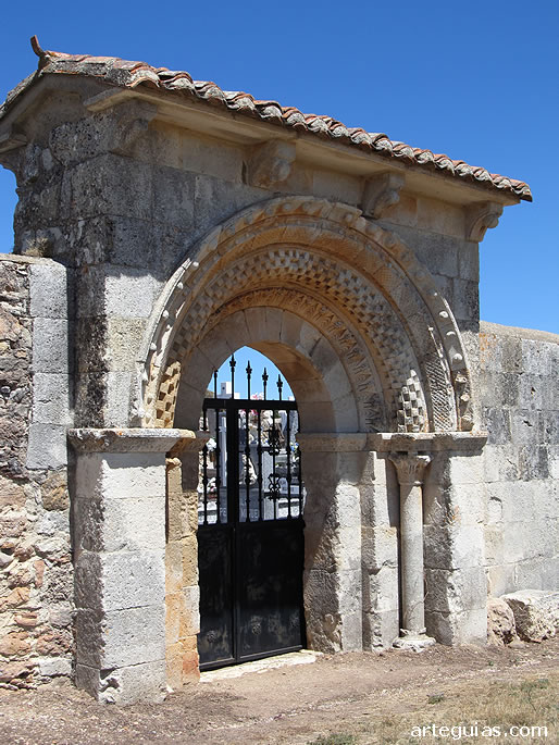 Puerta rom&aacute;nica en el cementerio de Vega de Bur