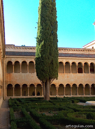 El claustro alto a&ntilde;ade espectacularidad arquitect&oacute;nica al conjunto