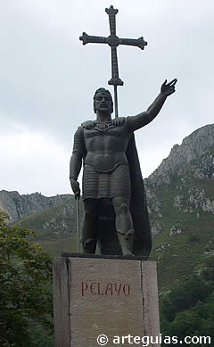 Monumento al Rey Pelayo en la Real Bas&iacute;lica de Covadonga