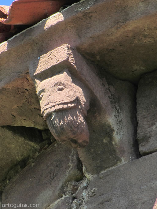 Canecillo con la cabeza de un animal andr&oacute;fago