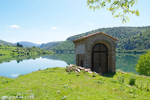 La ermita y el Embalse de Mansilla, rodeados de monta&ntilde;as y bosques