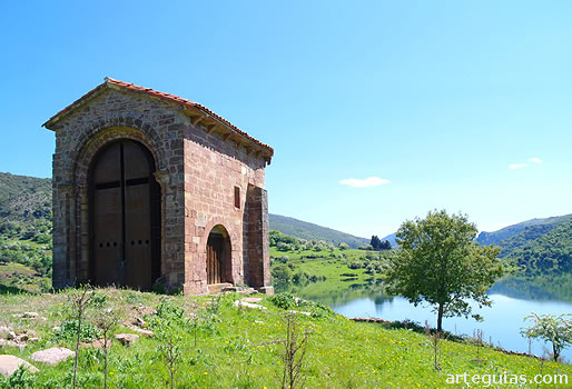 La ermita rom&aacute;nica a pocos metros de las aguas del pantano
