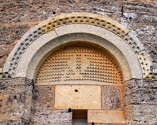 T&iacute;mpano del ventanal absidal decorado con una rede de rombos paralelos