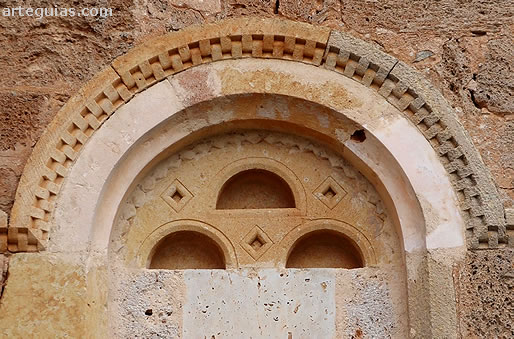 T&iacute;mpano del arco sur de la cabecera