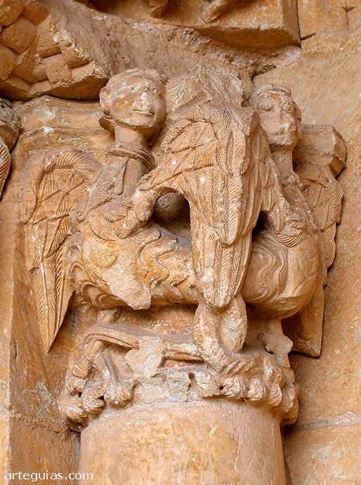 Iglesia de Abajas: arp&iacute;as en una de las columnas de la portada