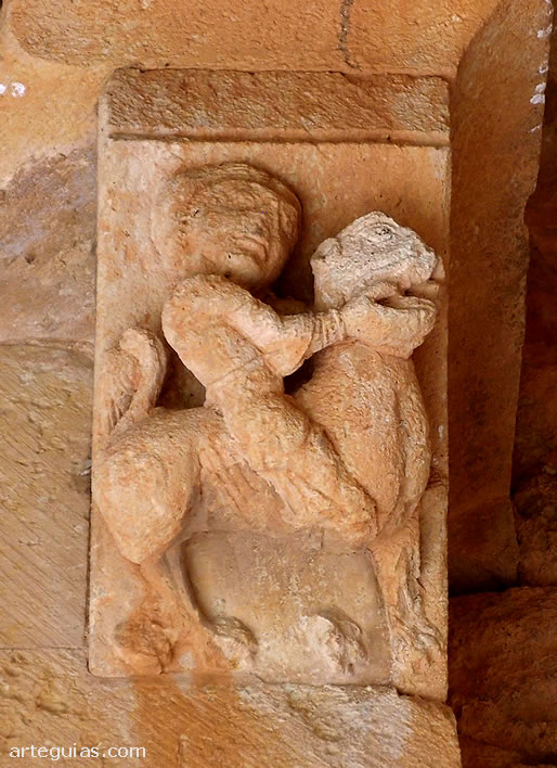 Canecillo del tajaroz de la puerta con un hombre matando a un le&oacute;n