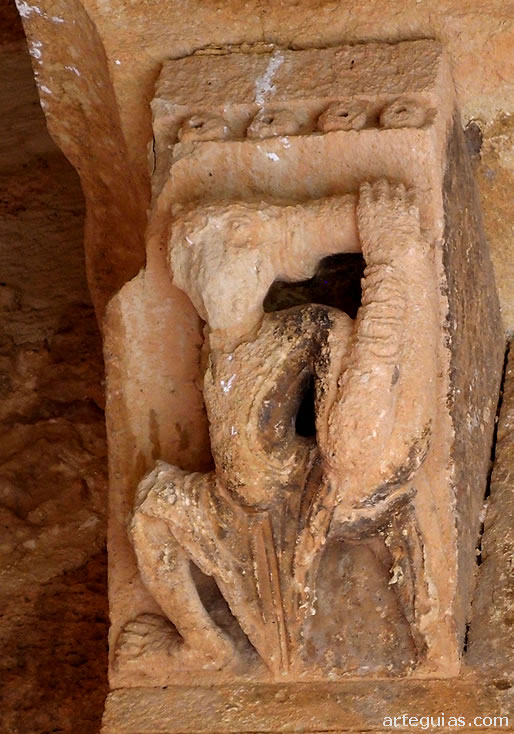 Curioso canecillo del tejaroz