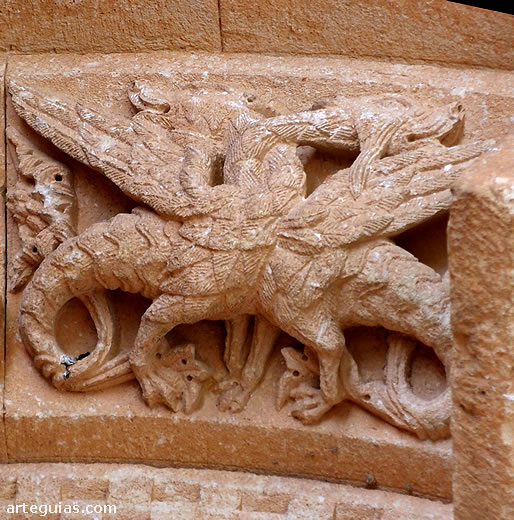 Dovela de la arquivolta esculpida con dos dragones