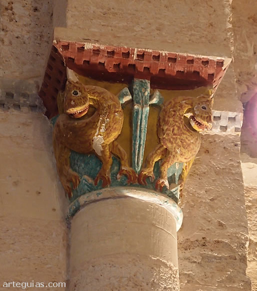 Capitel interior con una pareja de leones rudamente esculpidos