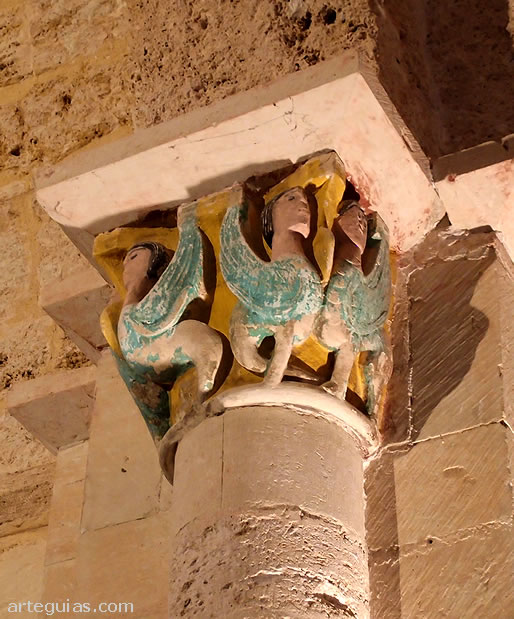 Interior de la iglesia de Abajas: capitel con parejas de arp&iacute;as