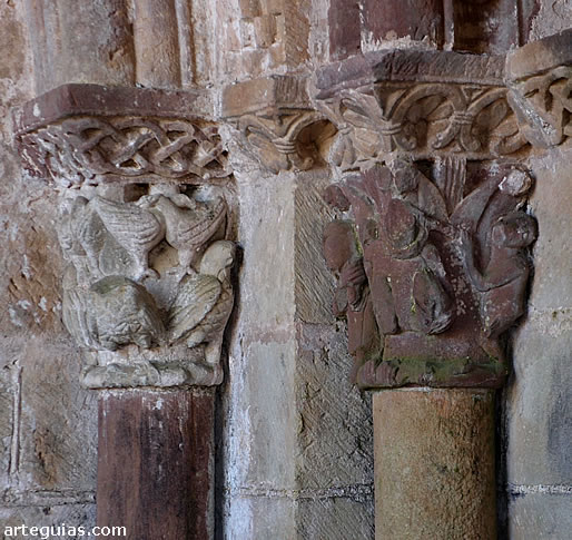 Dos capiteles de la puerta rom&aacute;nica
