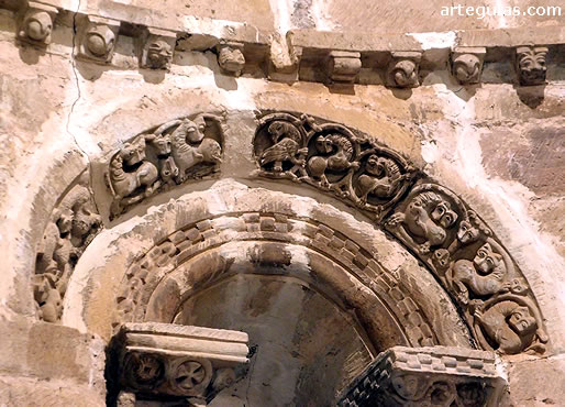 Chambrana del ventanal central del &aacute;bside