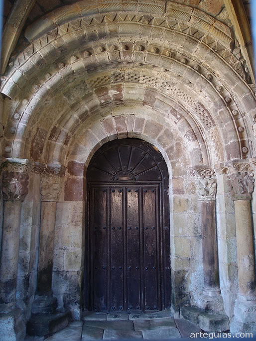 Puerta rom&aacute;nica de la iglesia de Argomilla de Cay&oacute;n