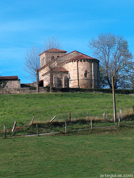 La iglesia de Argomilla de Cay&oacute;n se encuentra en un altozano