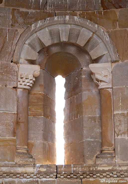 Ventanal interior con un capitel geom&eacute;trico y otro de aves