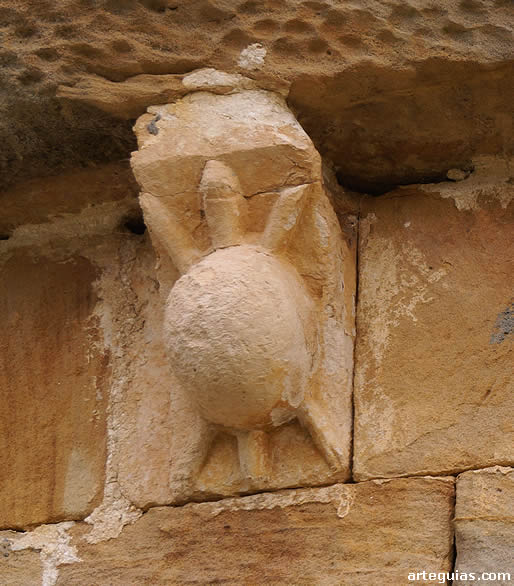 Una tortuga en un canecillo