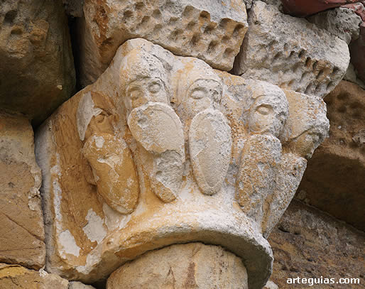 Capitel exterior que muestra guerreros cristianos con casco y escudo alargado